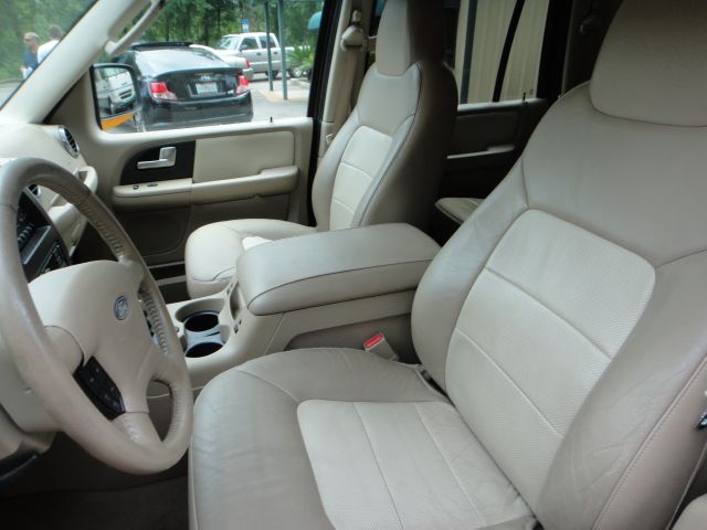 Ford Expedition 2004 photo 2