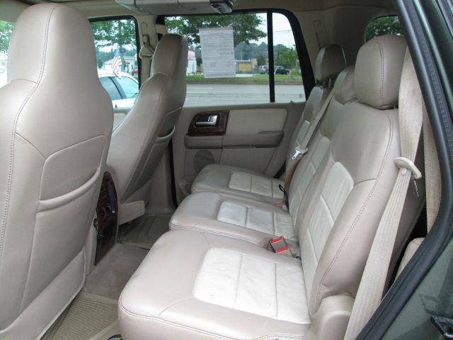 Ford Expedition 2004 photo 2