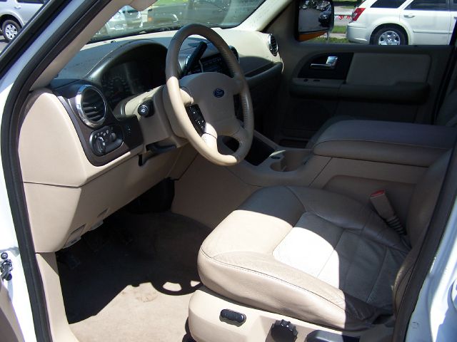 Ford Expedition 2004 photo 2