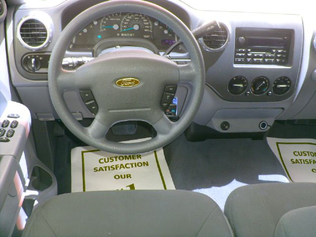 Ford Expedition 2004 photo 1