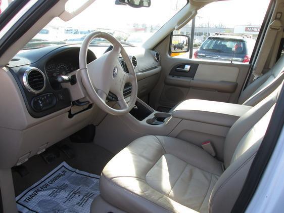 Ford Expedition 2004 photo 1