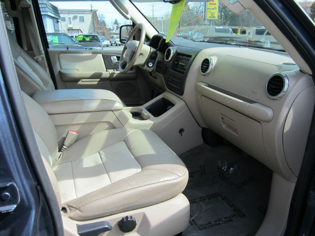Ford Expedition 2004 photo 1