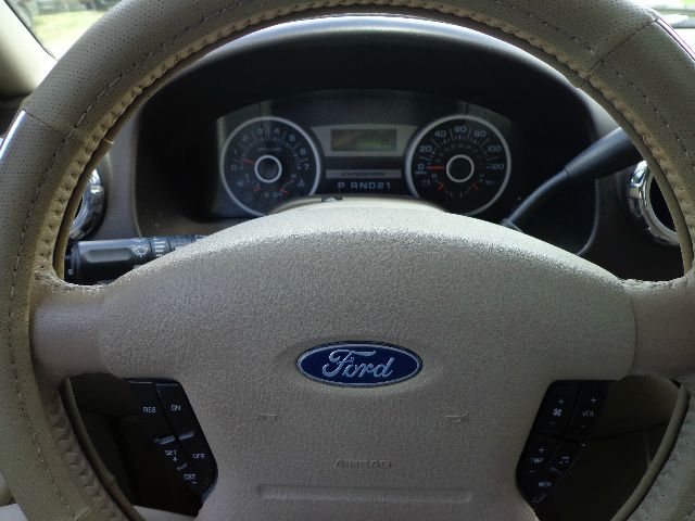 Ford Expedition 2005 photo 18