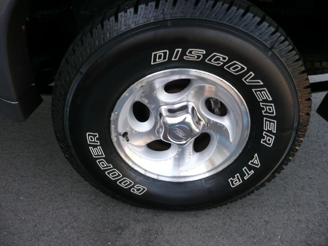 Ford Explorer 2000 photo 1