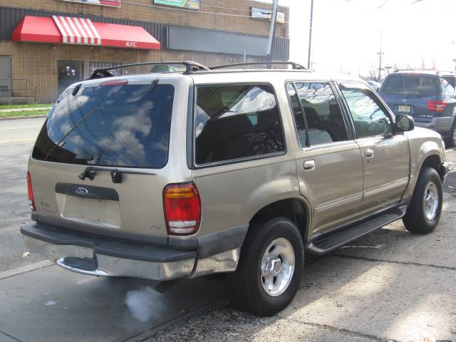 Ford Explorer 2000 photo 4