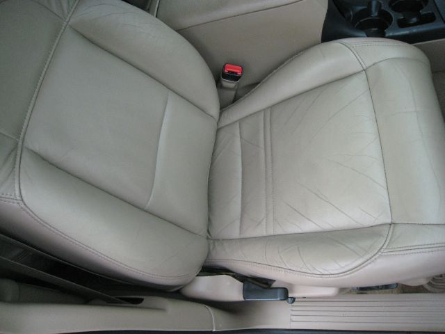 Ford Explorer E320 - Extra Sharp SUV