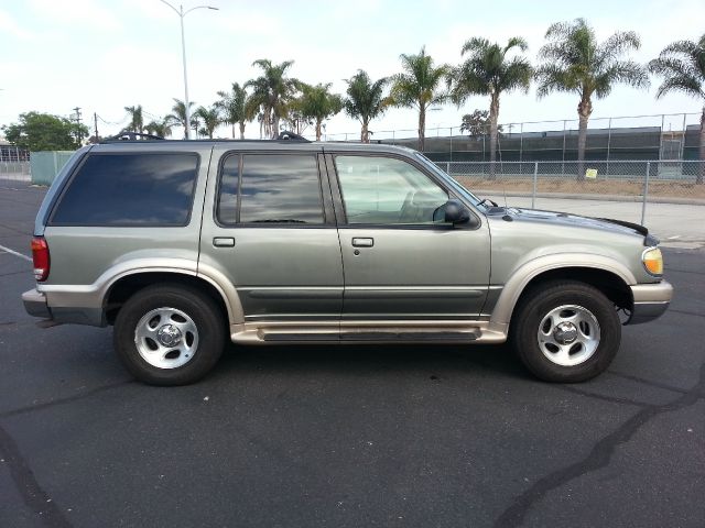 Ford Explorer E320 - Extra Sharp SUV