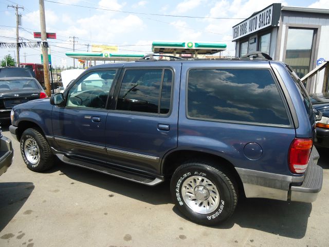 Ford Explorer 2000 photo 1