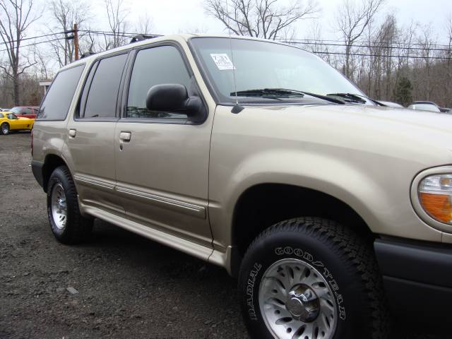Ford Explorer 2000 photo 1