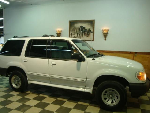 Ford Explorer 2000 photo 2