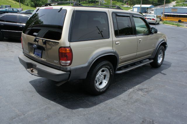 Ford Explorer 2001 photo 2