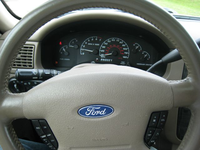 Ford Explorer 2002 photo 1