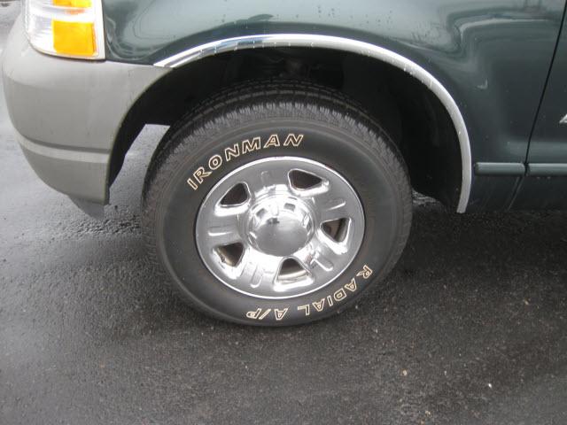 Ford Explorer 2002 photo 1