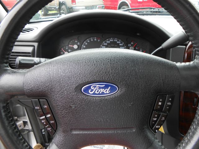 Ford Explorer 2003 photo 28