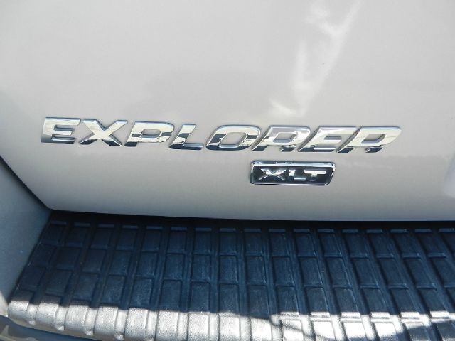 Ford Explorer 2003 photo 2