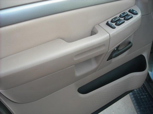 Ford Explorer 2003 photo 2