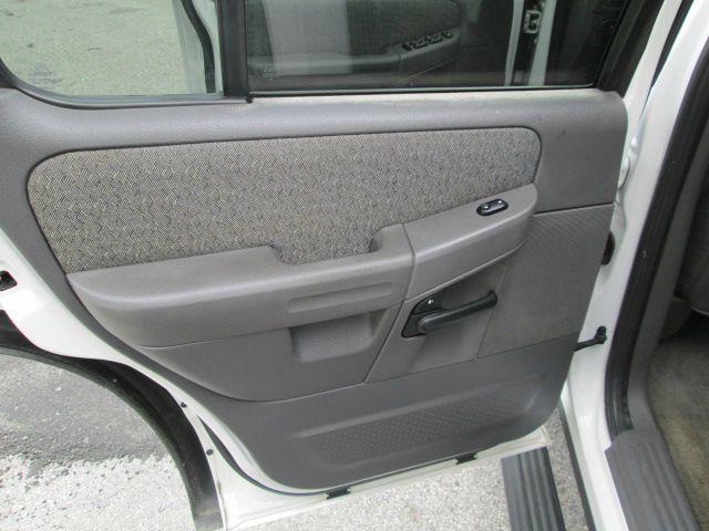 Ford Explorer 2003 photo 11