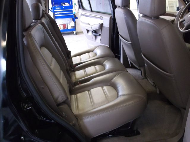 Ford Explorer Custom Deluxe SUV