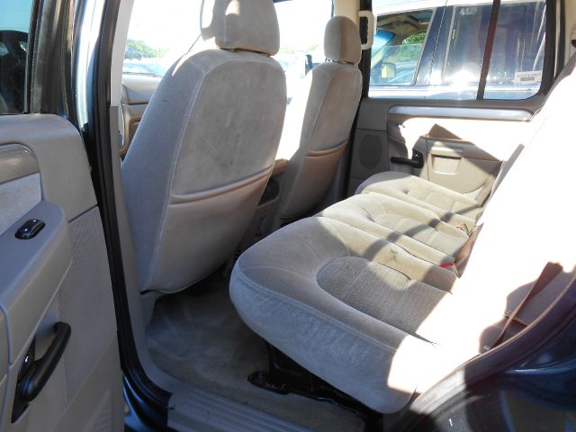 Ford Explorer 2004 photo 2