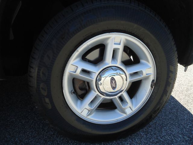 Ford Explorer 2500 4WD SUV