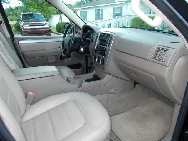Ford Explorer 2004 photo 1
