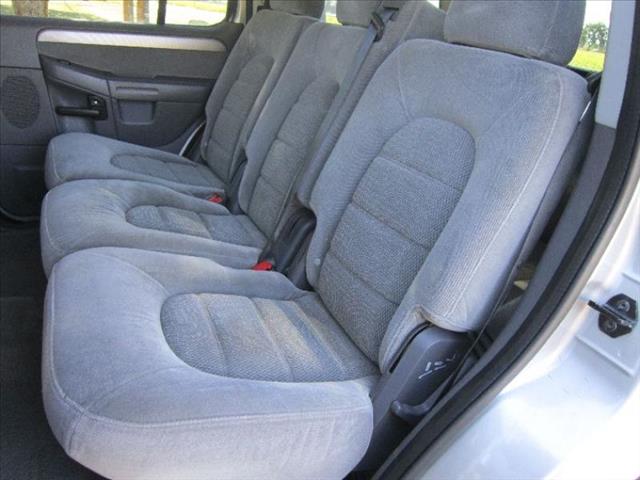 Ford Explorer 2004 photo 2