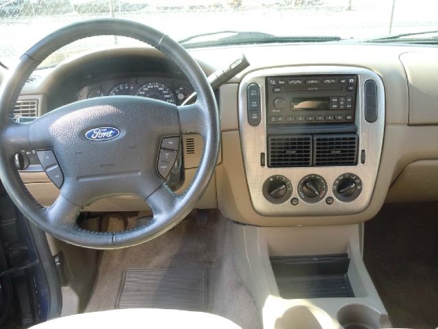 Ford Explorer 2004 photo 2