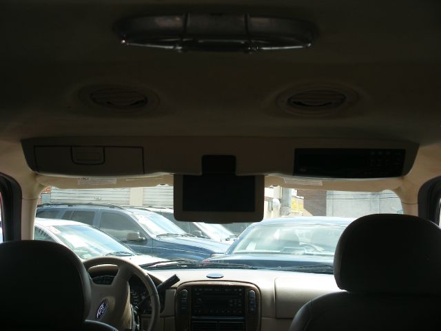 Ford Explorer 2004 photo 2