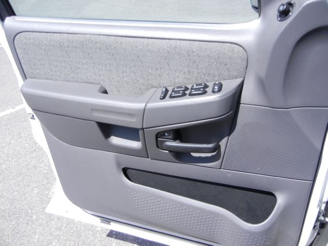 Ford Explorer 2004 photo 10