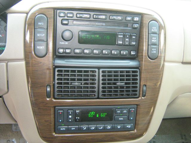 Ford Explorer 2004 photo 3
