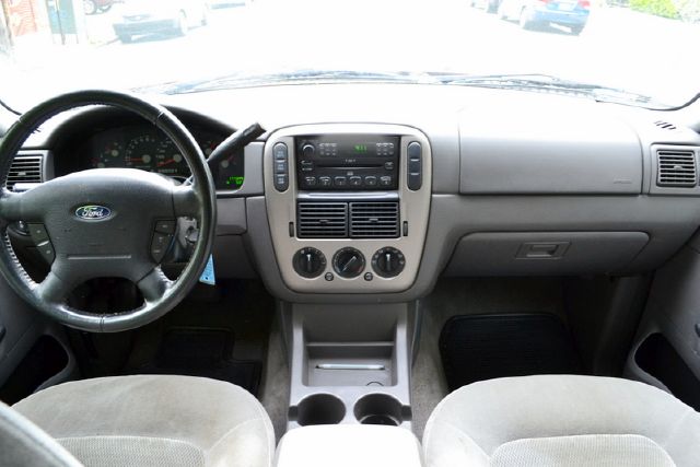 Ford Explorer 2004 photo 10