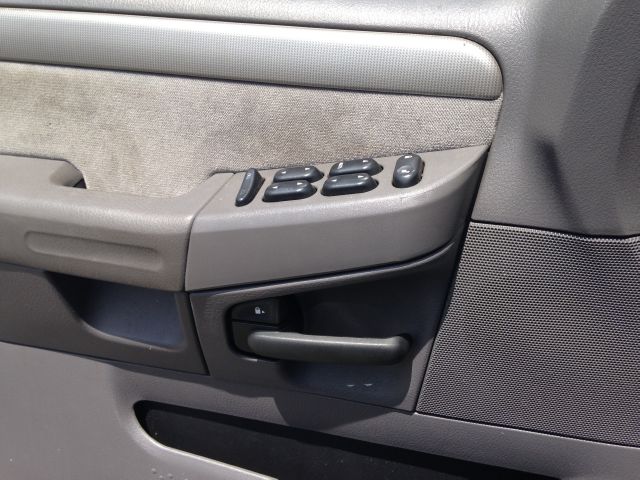 Ford Explorer 2004 photo 3