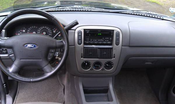 Ford Explorer 2004 photo 3
