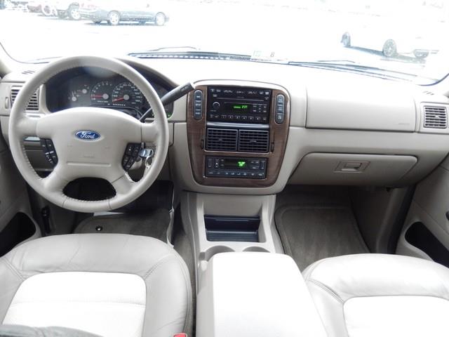 Ford Explorer 2004 photo 1