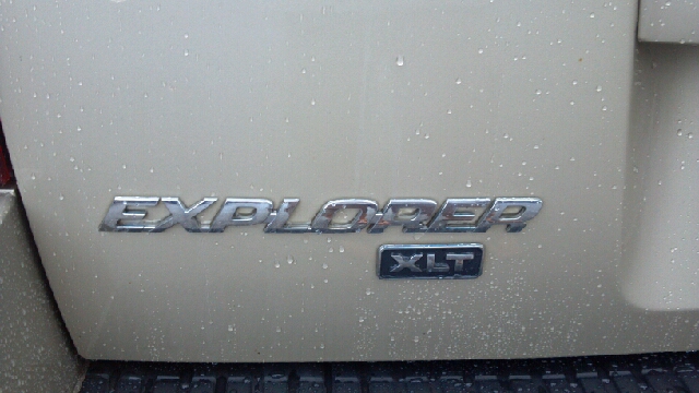 Ford Explorer 2005 photo 2