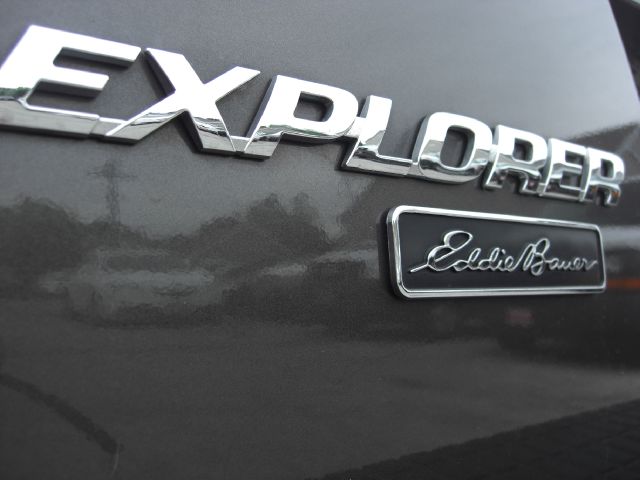 Ford Explorer Custom Deluxe SUV
