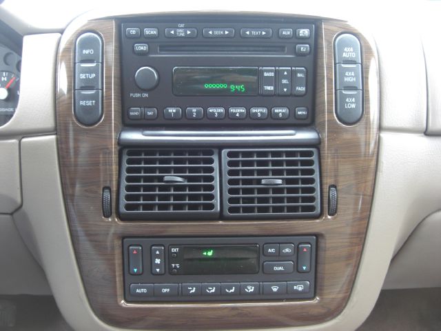 Ford Explorer 2005 photo 18