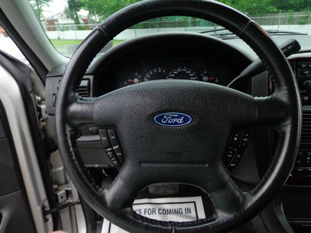 Ford Explorer 2005 photo 23