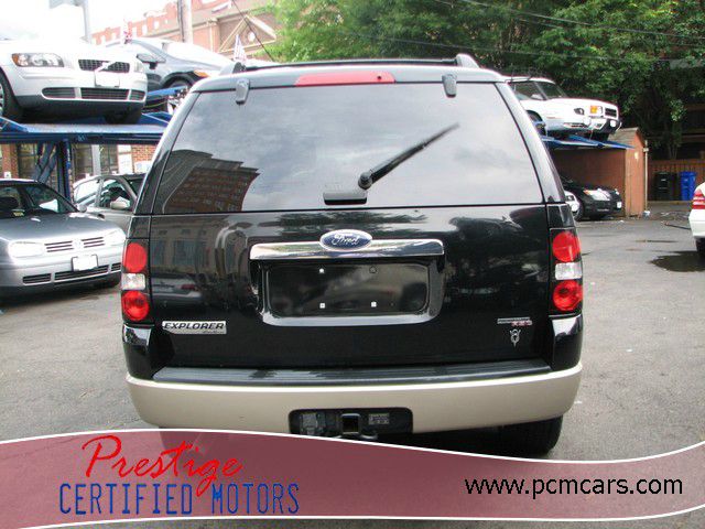 Ford Explorer Custom Deluxe SUV