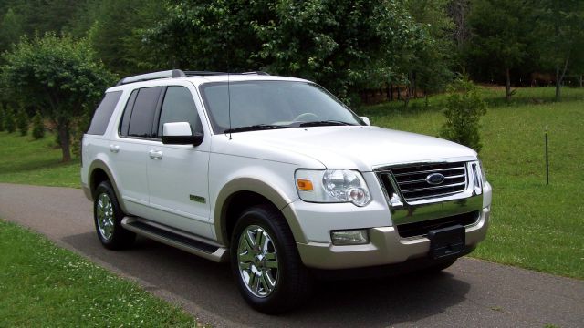Ford Explorer Custom Deluxe SUV