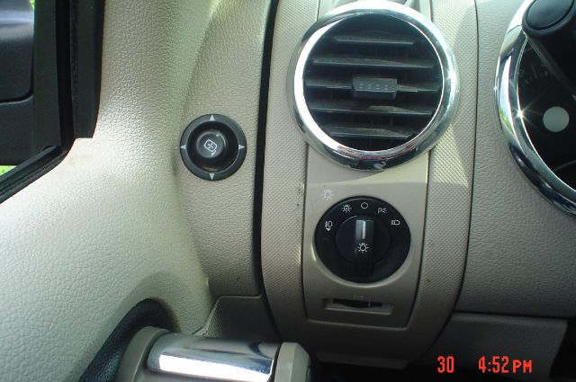 Ford Explorer 2006 photo 21