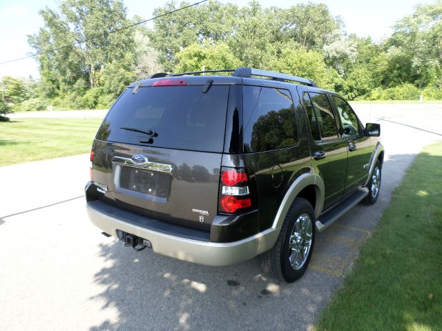 Ford Explorer Custom Deluxe SUV