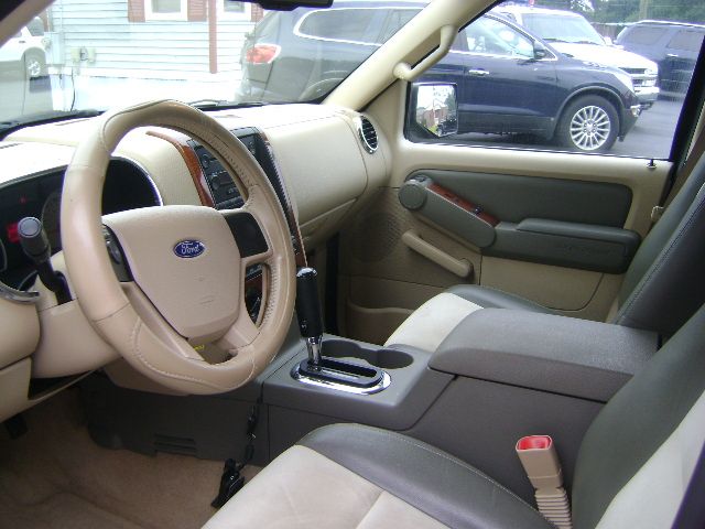 Ford Explorer 2500 4WD SUV