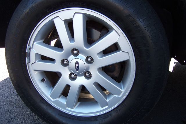 Ford Explorer Custom Deluxe SUV