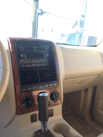 Ford Explorer Custom Deluxe SUV