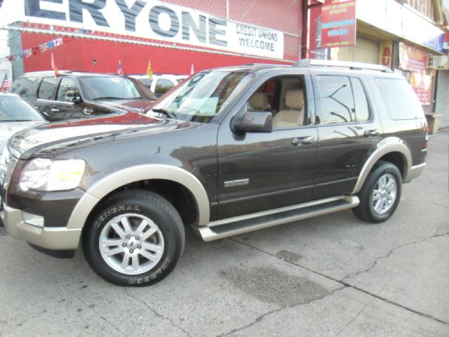 Ford Explorer Custom Deluxe SUV