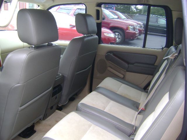 Ford Explorer 2500 4WD SUV