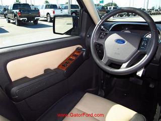 Ford Explorer 2010 photo 1