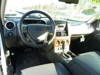 Ford Explorer 2010 photo 2