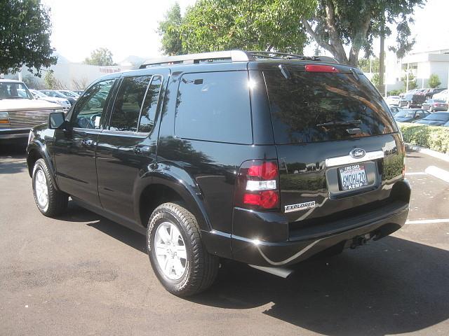 Ford Explorer 2010 photo 1